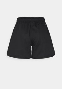 Černé šortky vyrobené z lehkého materiálu, s elastickým pasem, bočními kapsami a uvolněným střihem s hladkým povrchem.