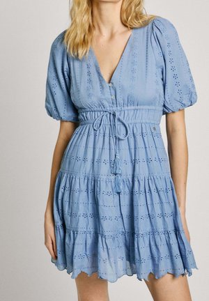 Niebieska bawełniana sukienka z bufiastymi rękawami, dekoltem w kształcie litery V, elastyczną talią oraz warstwową spódnicą z wzorami ażurowymi i sznureczkami z frędzlami.