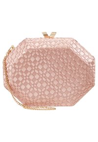 Pochette en satin rose avec motif tissé, fermoir doré et chaîne assortie sur fond blanc.