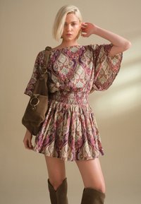 Next REGULAR FIT - SHIRRED WAIST  - Lühikeste varrukatega bodi - pink/purple paisly print