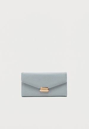 Portefeuille rectangulaire gris clair avec surface texturée et fermoir rectangulaire doré centré sur un fond blanc uni.