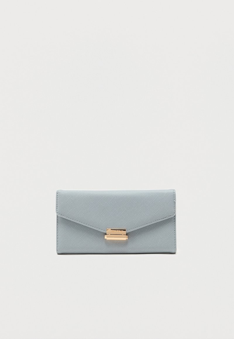 Portefeuille rectangulaire gris clair avec surface texturée et fermoir rectangulaire doré centré sur un fond blanc uni.