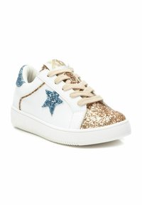 Sneaker bianca con accenti di glitter oro metallico e blu, design con lacci marroni e suola in gomma testurizzata. Decorazione a stella sul lato.
