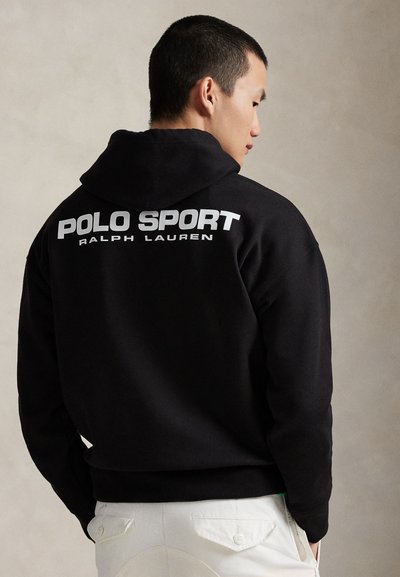 Czarna bluza z kapturem wykonana z miękkiego materiału, z dużym białym logo "POLO SPORT" oraz napisem "RALPH LAUREN" na plecach.