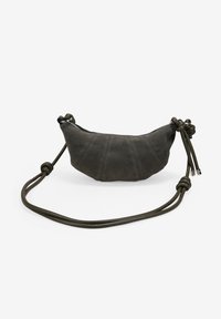 Bolso de hombro de ante gris oscuro con forma curvada, diseño fruncido y correa de cordón anudado. Presenta un zipper plateado y acentos metálicos.