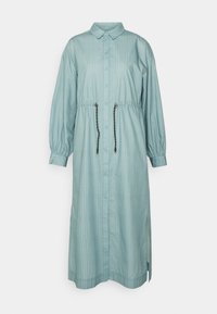 Abito button-down a maniche lunghe di colore azzurro chiaro con righe verticali, colletto, vita regolabile con cordino e spacco laterale.