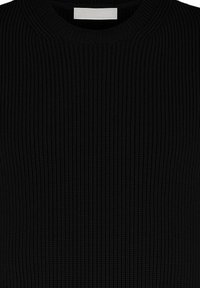 Maglione nero lavorato a maglia con una texture a coste e un classico scollo rotondo. Il tessuto è liscio e di spessore medio.