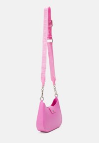 Steve Madden – Bkkira – Umhängetasche In Schwarz