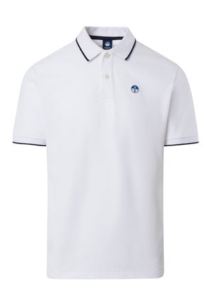Camisa polo blanca con un cuello y acentos de manga en color navy. Presenta una tapeta con dos botones y un logo circular en el lado izquierdo del pecho.