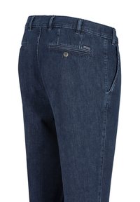 Dunkelblaue Jeans mit einer Gesäßtasche, Knopfverschluss und seitlichen Taschen. Besitzt eine glatte Textur und einen geraden Schnitt.