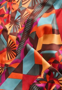 Vald, red geometric print