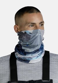 Gaiter multifuncional en tonos azules y grises, con patrones abstractos de montañas y el logo de "Buff", hecho de una tela elástica y transpirable.