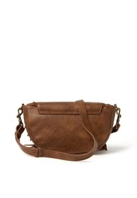 Borsa a tracolla in pelle marrone con forma arrotondata, tracolla regolabile e chiusura con zip. Presenta una superficie testurizzata e accenti hardware discreti.