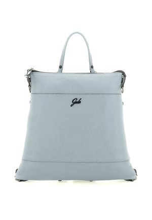 Borsa rettangolare in pelle azzurro chiaro con manici superiori, logo nero al centro e chiusura con zip sulla parte superiore.