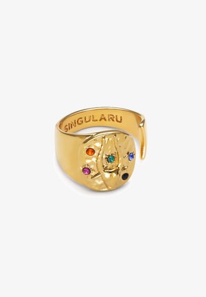 Anillo de oro con un diseño escultórico que incluye piedras preciosas multicolores (naranja, rosa, verde, azul, negro) incrustadas en una superficie texturizada.