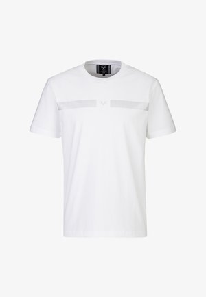 Weißes T-Shirt mit kurzen Ärmeln und rundem Ausschnitt, dezentem horizontalem griechischem Schlüssel-Muster über der Brust und kleinem zentralem Logo oberhalb des Musters.