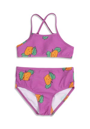Fioletowy dwuczęściowy strój kąpielowy z wzorem pomarańczy i zielonych liści, z paskami skrzyżowanymi na plecach na górze oraz wysokim stanem na dole.