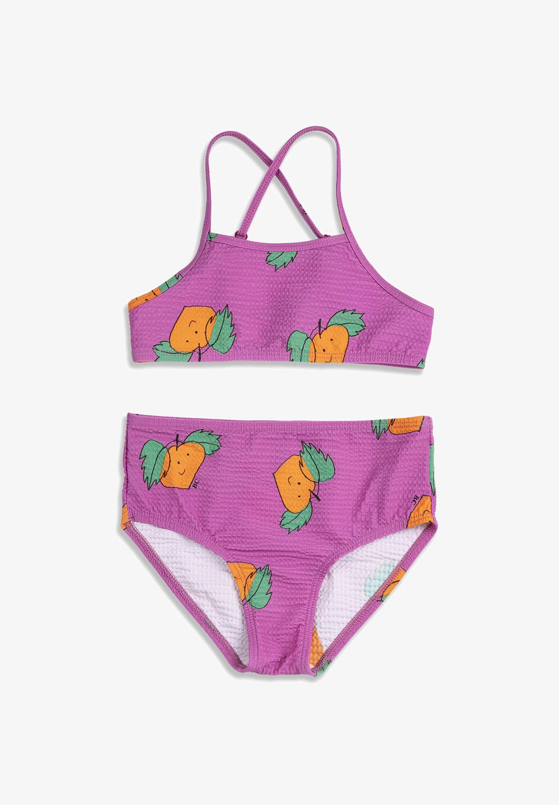 Maillot de bain deux-pièces violet avec motif de fruits orange et feuilles vertes, doté de bretelles croisées dans le dos sur le haut et d'un bas taille haute.
