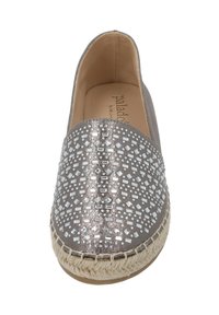 Espadrilla grigia con upper metallico testurizzato e motivo, e suola in juta intrecciata. Presenta accenti decorativi in forme diverse.