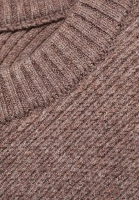 Gestrickter brauner Pulloverstoff mit gerippter Textur. Verfügt über einen runden Halsausschnitt und unterschiedliche Streifenmuster im gesamten Material.