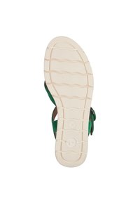Sandali con upper in suede verde e suola in gomma bianca, caratterizzati da un motivo testurizzato e una cinghia alla caviglia regolabile. Taglia 37 indicata sulla suola.