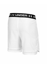 Pantalones cortos deportivos blancos con una cinturilla elástica negra que presenta el texto "UNDER ARMOUR". Textura suave con detalles de malla en el dobladillo.
