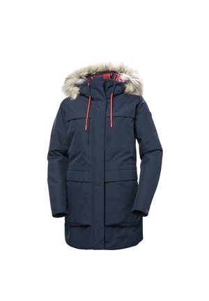 Námořnická modrá parka s kapucí lemovanou umělou kožešinou, zipem, dvěma předními kapsami a kontrastními červenými stahovacími šňůrkami. Hladká tkanina s matným povrchem.
