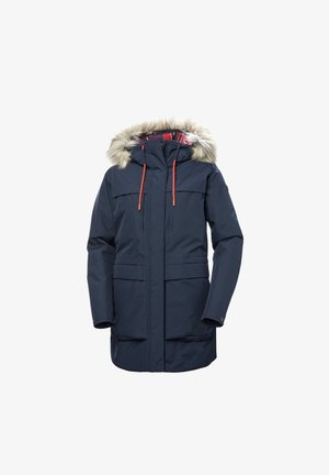 Marineblaue Parkajacke mit einer Kapuze aus Kunstfell, Reißverschluss, zwei vorderen Taschen und kontrastierenden roten Kordeln. Glattes Gewebe mit matter Oberfläche.