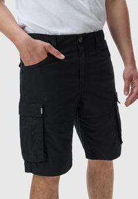 Černé cargo šortky vyrobené z bavlněné směsi, s postranními kapsami, volným střihem a knoflíkovým zapínáním v pase.