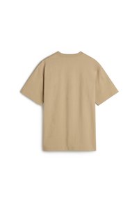 Khaki tričko s krátkým rukávem, které má kulatý výstřih, měkký bavlněný materiál a rovný lem. Žádné viditelné logo ani vzory.