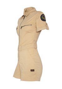 Salopette corta khaki con colletto, zip frontale, due tasche sul petto e maniche corte arrotolate. Presenta una toppa ricamata sulla spalla.