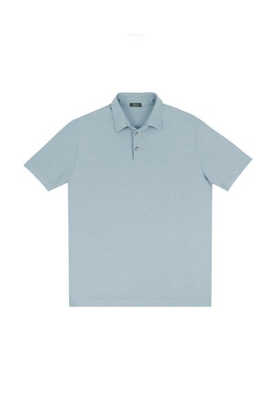 Polo bleu clair en coton doux, doté d'un col, d'une patte de boutonnage à trois boutons et de manches courtes. Texture lisse sans motifs.