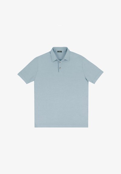 Polo bleu clair en coton doux, doté d'un col, d'une patte de boutonnage à trois boutons et de manches courtes. Texture lisse sans motifs.