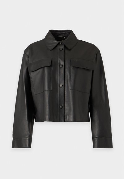 Veste courte en cuir synthétique noir avec manches longues, fermeture boutonnée à l'avant, col pointu et deux grandes poches poitrine à rabat.