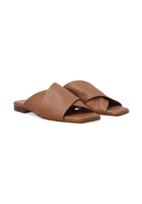 Brune lædersandaler med et bredt krydset stropdesign, firkantet tå og en lav, flad hæl. Glat tekstur med et minimalistisk udseende.