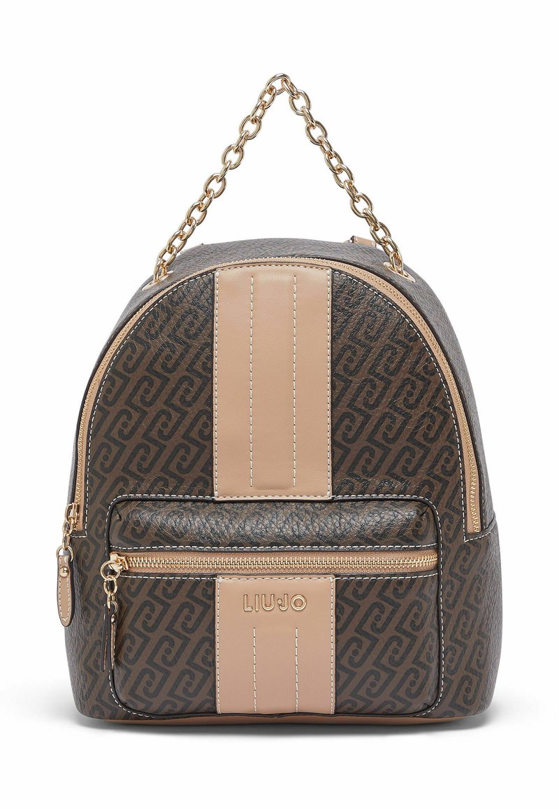 Sac à dos synthétique marron avec des accents crème, présentant un logo, une poignée en chaîne, deux poches zippées et un motif géométrique.