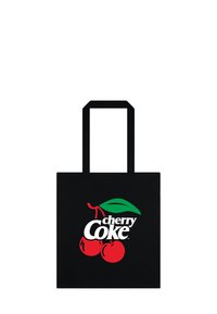 Černá taška přes rameno s výrazným designem červené třešně a zeleného listu, s nápisem "cherry Coke" bílým písmem. Odolný materiál, obdélníkový tvar.