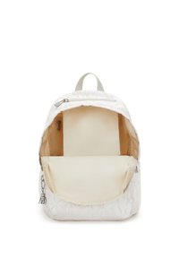 Zaino in tessuto bianco con texture floreale, chiusura a zip e interno beige. Presenta un ampio scomparto e una maniglia superiore per il trasporto.