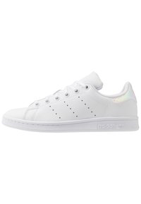 Vita lädersneakers med en slät yta, rund tå, sex öglor för snörning och iriserande accent på hälen. Gummisula.