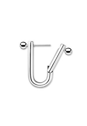Skinny sølv U-formet hooped ørering med lille kugledetalje og en lige stift til piercing på hvid baggrund.