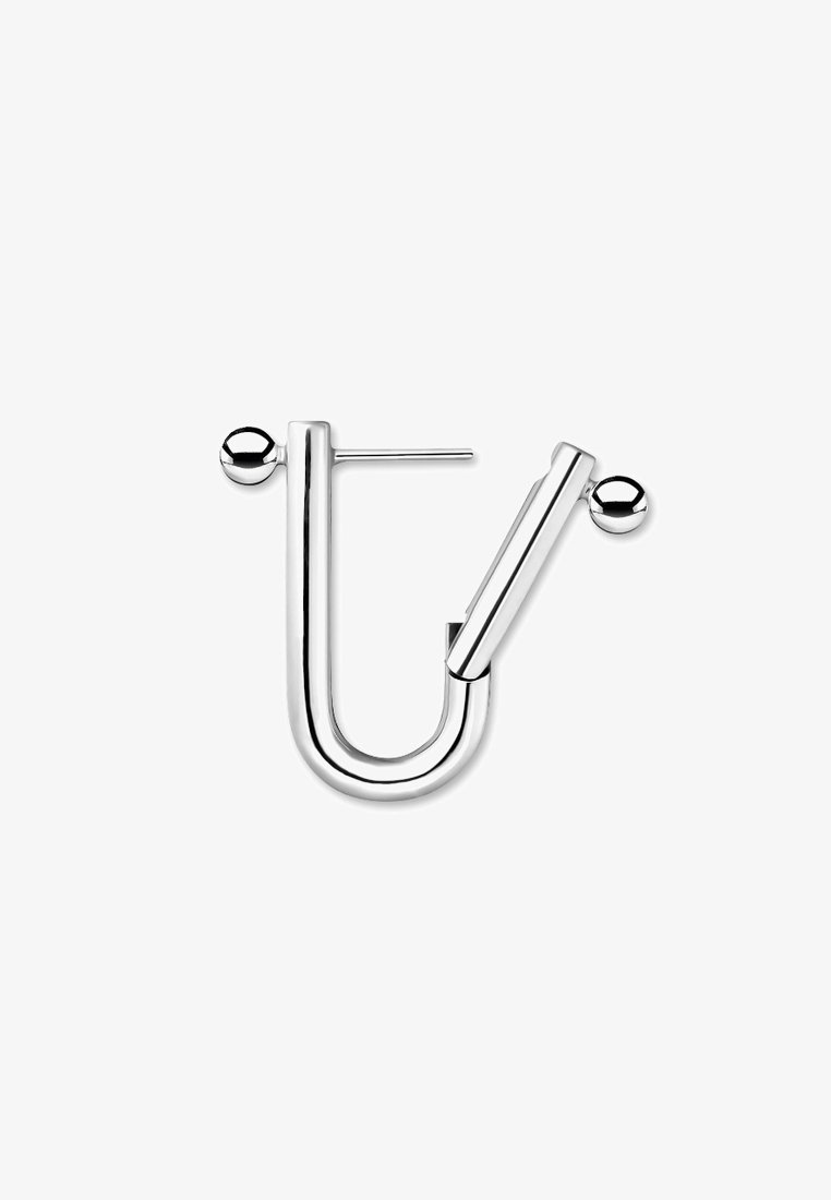 Boucle d'oreille anneau en forme de U en argent brillant avec un petit détail boule et une tige droite pour piercing sur fond blanc.
