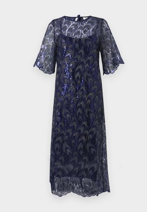 Vestido azul marino con lentejuelas y mangas cortas acampanadas. Presenta un patrón de hojas y un dobladillo con forma de concha, hecho de una tela liviana y transparente.