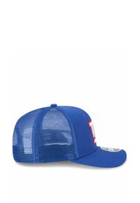 Blaue Trucker-Kappe mit festem Frontteil, Mesh-Rückseite, gebogenem Schirm und großem weißen und roten Logo auf der Vorderseite.