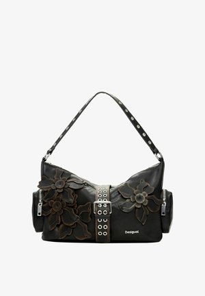 Schwarze Leder-Umhängetasche mit großen dunklen Blumenapplikationen, silberner Schnalle und Ösen, seitlichen Reißverschlusstaschen und "Desigual"-Logo.