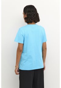 Korte mouwen, blauwe katoenen t-shirt met een ronde hals. Gladde textuur en ontspannen pasvorm, met een eenvoudig ontwerp en geen zichtbare patronen of accenten.