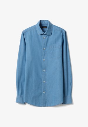 Camisa de manga larga azul claro con botones, cuello y bolsillo en el pecho, mostrada sobre un fondo blanco.