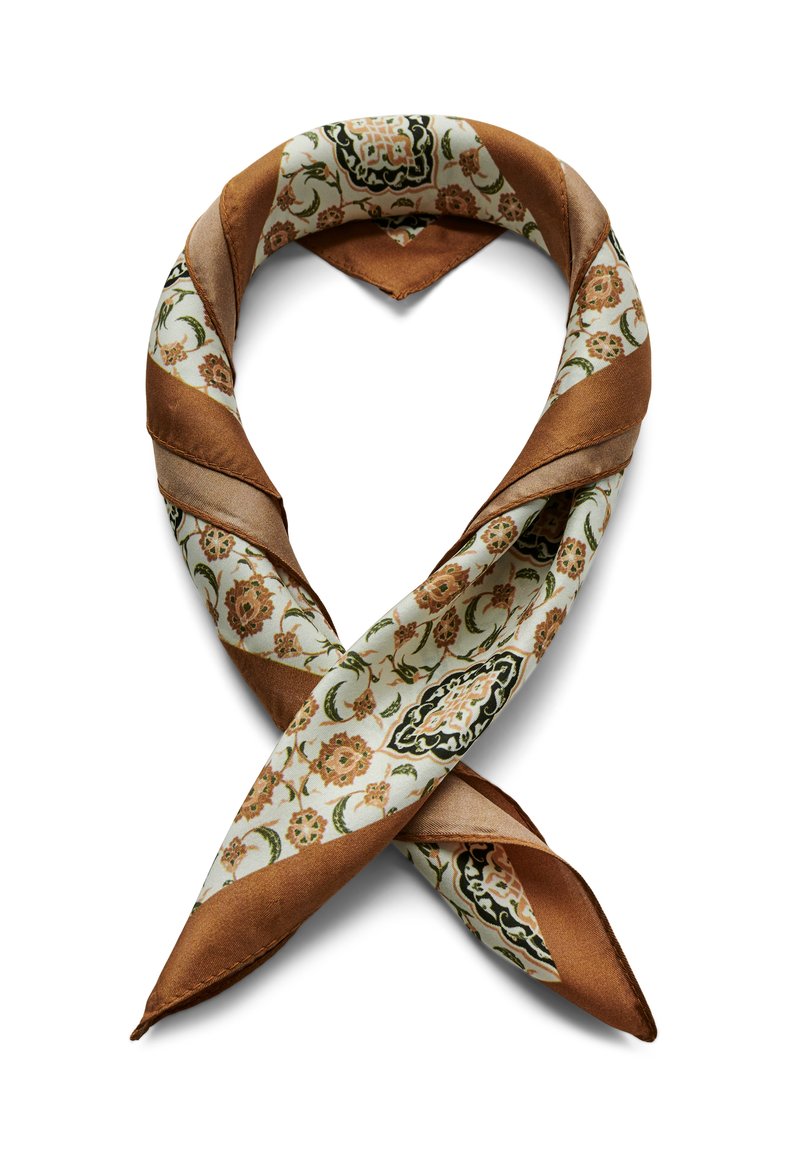 Seidenschal mit floralen Muster in Beige, Grün und Braun, mit satinierter Oberfläche und dreieckiger Form, zu einem Knoten gebunden.