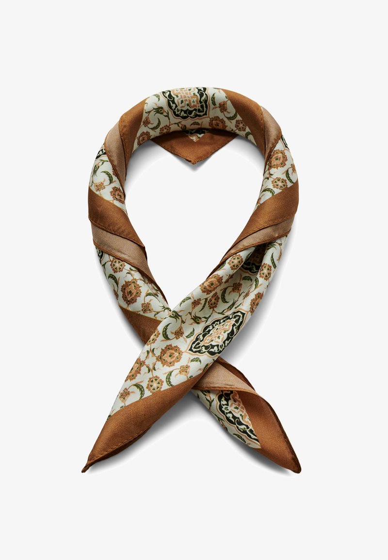 Silkkihuivi, jossa on kukkakuosi beige-, vihreä- ja ruskeasävyt, satiinipinta ja kolmiomainen muoto, sidottuna solmuun.