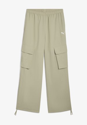 Ljus khaki cargobyxor med elastisk midja, två sidofickor och logodetalj. Materialet verkar slätt med en något strukturerad yta.