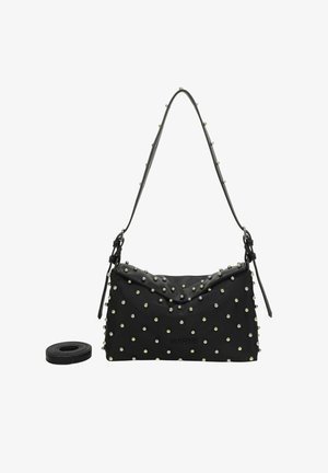 Bolso de mano negro con tachuelas metálicas en oro y plata, con un diseño curvado y una correa de hombro desmontable. Tejido texturizado y detalle del logo.